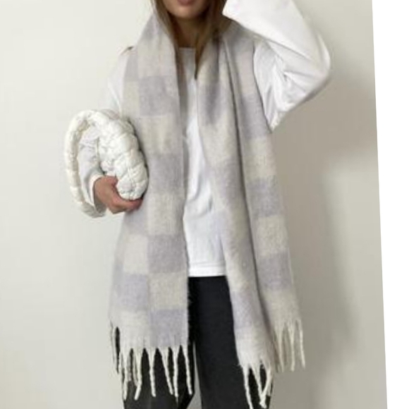 Madewell Accessories - NWT Madewell Cozy Soft Thick Cream and Gray Checkered Fringe Scarf